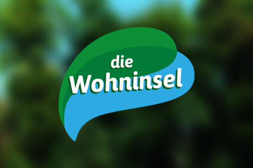 Logo gestaltet aus dem Schriftzug "die Wohninsel" über geschwungenen grünen und blauen Elementen