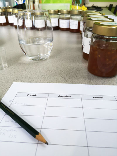 Produktlinienkonzeption für Wiener Bezirksoxymel: verschiedene Sorten verkosten und gruppieren.